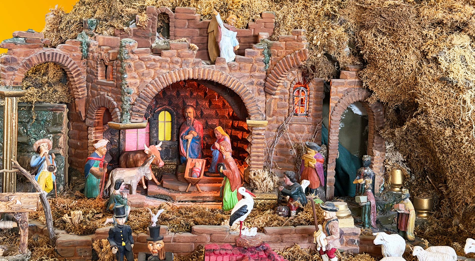Krippe mit Tieren und Figuren in einer Ruine 